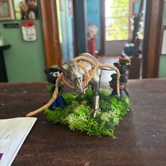 Cow’s wrangling in on a T-Rex - Picture 6 of 6